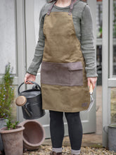 files/ClassicGardenApron-Green-Lifestyle-GACA02.jpg